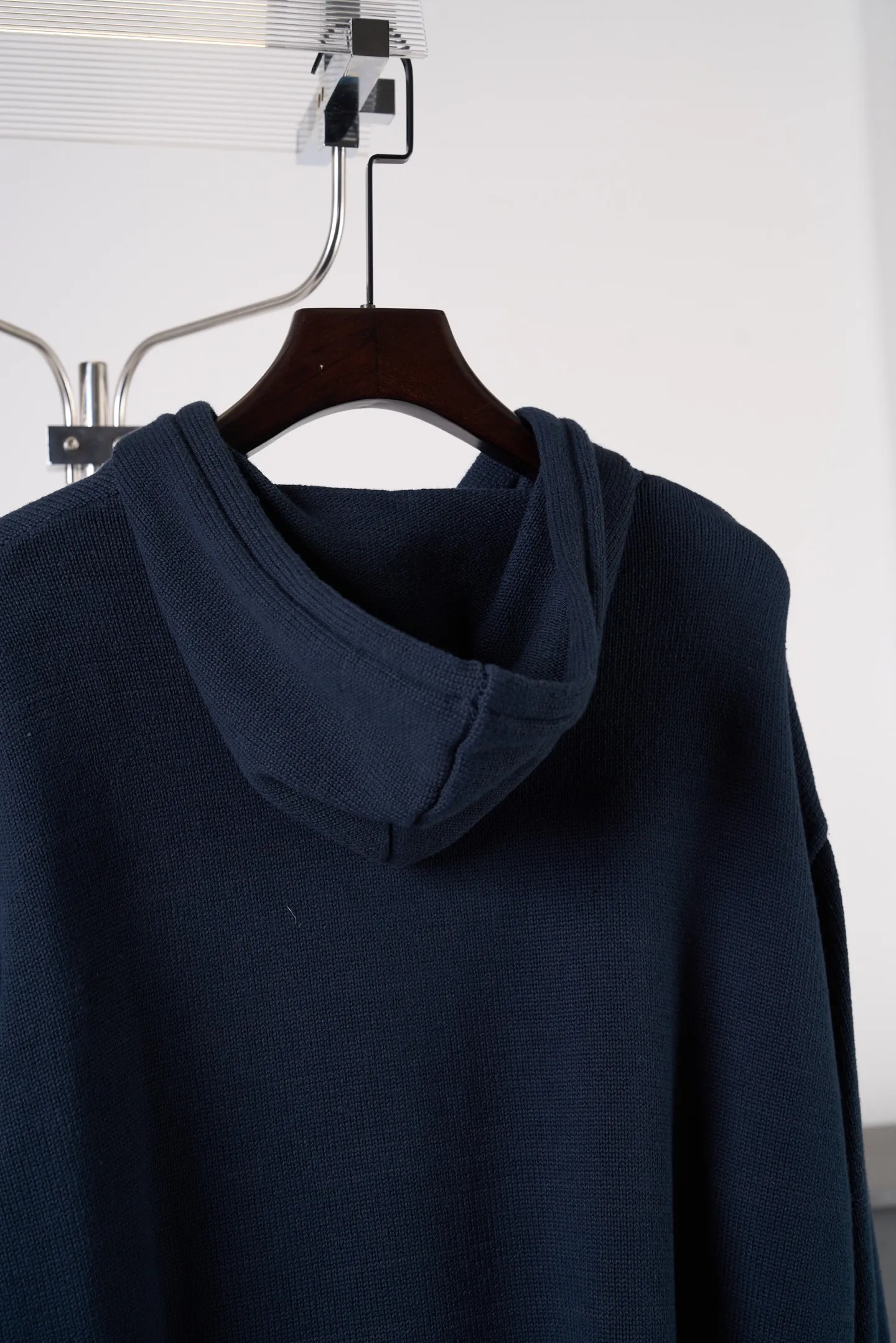 [Real auction] CELINE/Celine embroidered logo knitted hooded sweater [In Stock] S M L XL CELINE PARIS embroidered oversized version, hood, with adjustable drawstring, 1 kangaroo pocket, dropped shoulders, ribbed trim. The embroidery uses mixed color embroidery threads, and the 3D three-dimensional embroidery process is customized with brand letter embroidery. The total number of stitches is approximately 16,800. Ultra high density embroidery. Washing water for ready-made clothes, removes wool impurities, fixes water, fixes the pattern and adds hand feel.